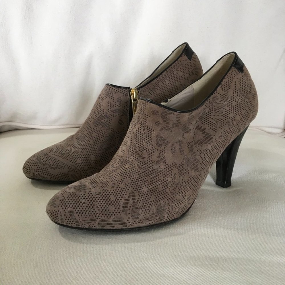 Taryn Rose Zippered Ankle Boots Sz